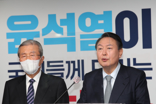 국민의힘 윤석열(오른쪽) 대선후보가 2일 오전 서울 영등포구 국민의힘 당사에서 '윤석열의 정부혁신-디지털플랫폼정부' 공약을 발표한 뒤 취재진의 질문에 답하고 있다.<국회사진기자단·연합뉴스>
